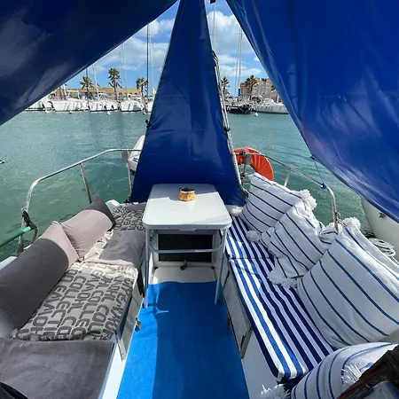 Bateau-hôtel Symbiose Sur L'eau *