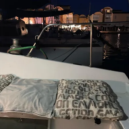 Symbiose Sur L'eau Ботель