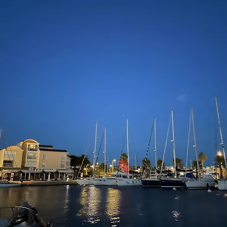 Symbiose Sur L'eau Båthotell Gruissan
